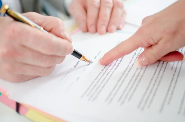 Signature of a contract — Stock Photo, Image