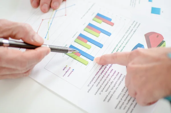 Assistente mostrando gráficos para seu chefe — Fotografia de Stock