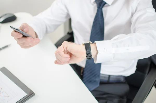 Uomo d'affari guardando il suo orologio — Foto Stock