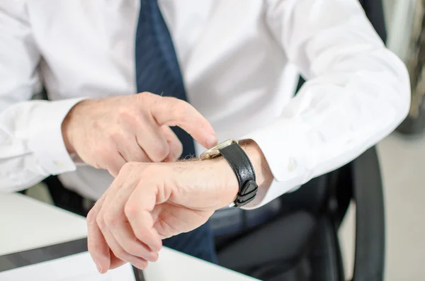 Uomo d'affari guardando il suo orologio — Foto Stock