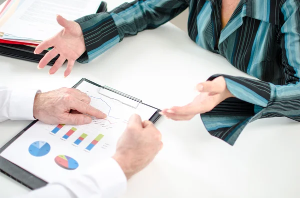 Empresario golpeándose el puño — Foto de Stock