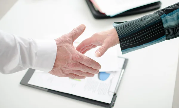 Socios de negocios preparándose para estrechar la mano — Foto de Stock