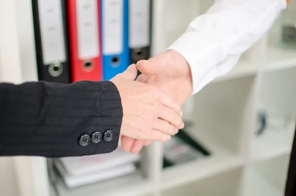 I soci d'affari si preparano a stringere la mano — Foto Stock