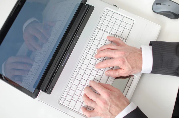 Empresario escribiendo en un portátil —  Fotos de Stock