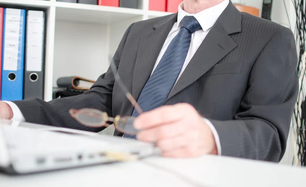 Zakenman zijn laptop zit — Stockfoto