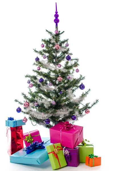 Cadeaus onder de kerstboom — Stockfoto