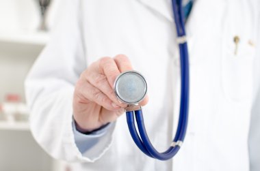 Doktor steteskop tutuyor.