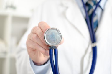 Doktor steteskop tutuyor.