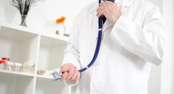 Médico segurando um estetoscópio — Fotografia de Stock