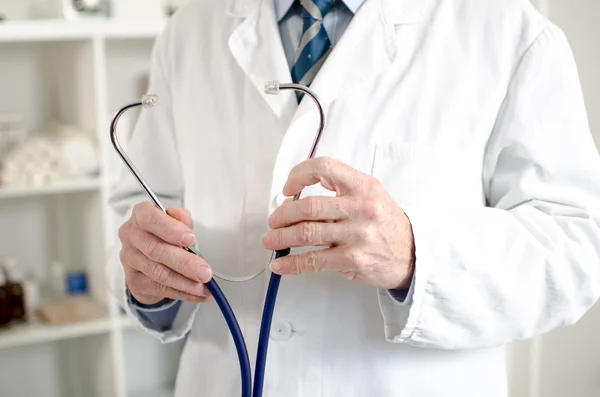 Médico segurando um estetoscópio — Fotografia de Stock