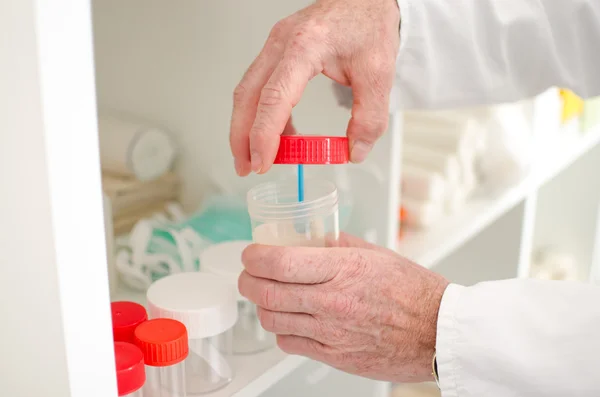 Doctor opening a sample container — Stock Photo, Image
