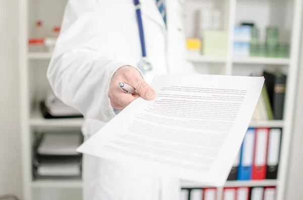 Doctor mostrando notas médicas — Foto de Stock