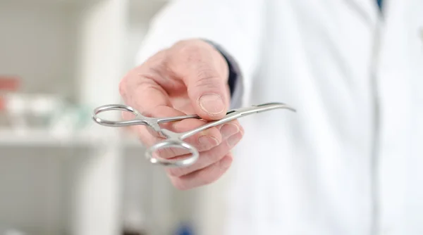 Doctor holding a clamp — Stock Photo, Image