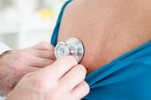 Médecin examinant un patient avec un stéthoscope — Photo