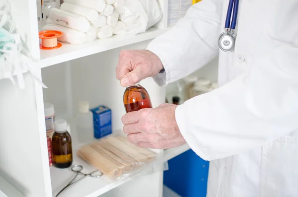 Lekarz otwarcie butelki syropu — Zdjęcie stockowe