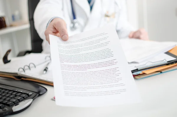 Doctor showing medical notes — Stock Photo, Image