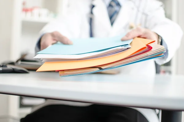 Doctor holding files — Stock Photo, Image