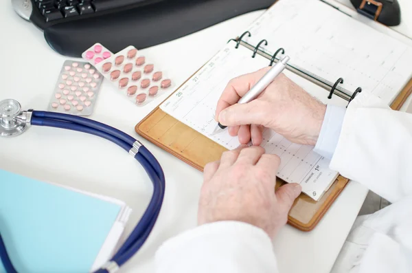 Doctor tomando una cita — Foto de Stock