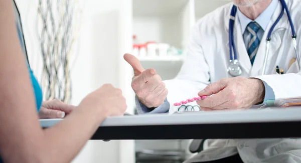 Arzt erklärt seinem Patienten ein Rezept — Stockfoto