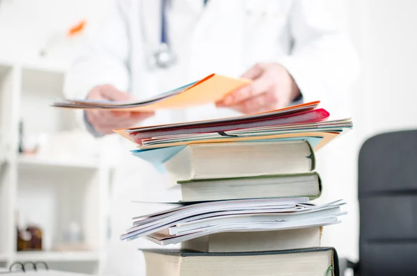 Стопка медицинских книг — стоковое фото