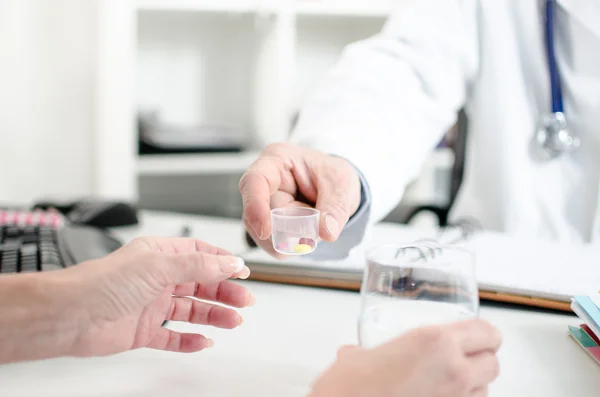 Doctor giving pills to his patient — Stock Photo, Image