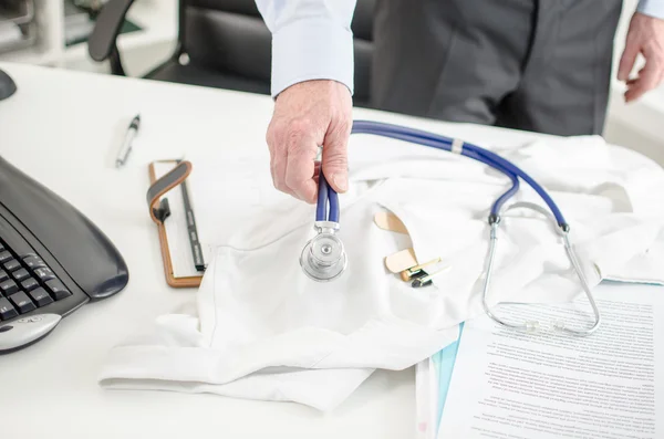 Doctor taking his stethoscope — Stock Photo, Image