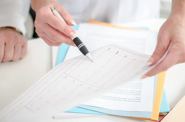 Doctors analyzing an electrocardiogram — Stock Photo, Image