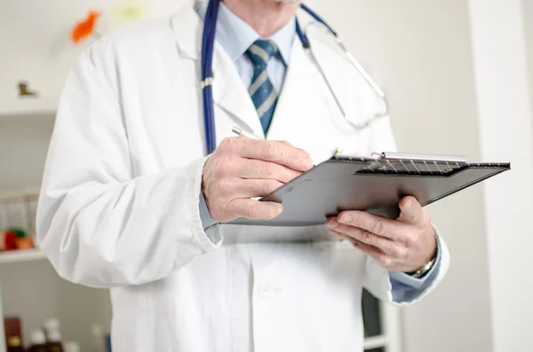 Doctor taking notes — Stock Photo, Image