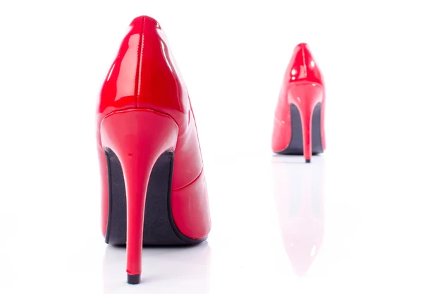 Rote Schuhe mit hohen Absätzen — Stockfoto