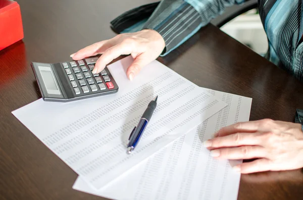 Accountant working with calculator — Stock Photo, Image