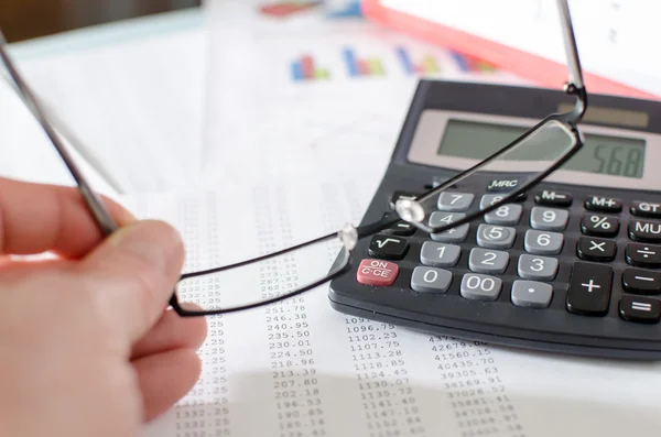 Zakenvrouw financiële documenten controleren — Stockfoto