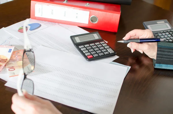 Жінка бухгалтер перевіряє фінансові документи — стокове фото