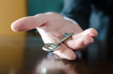 Anahtarı olan bir iş adamı