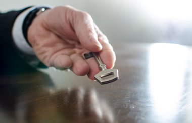 Anahtarı olan bir iş adamı