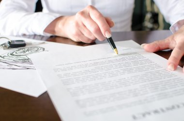 Kadın bir araba okuma sözleşme satın