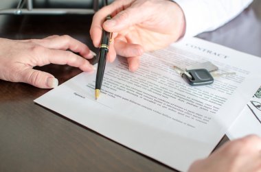 Bir contrac imza yeri gösteren Bayi