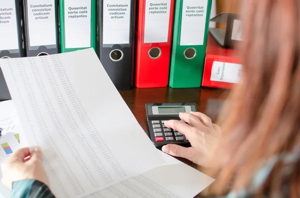 Contabilista feminina verificando documentos financeiros — Fotografia de Stock