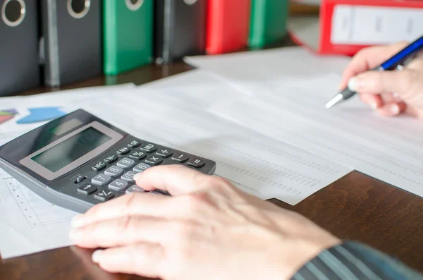 Contabilista feminina verificando documentos financeiros — Fotografia de Stock