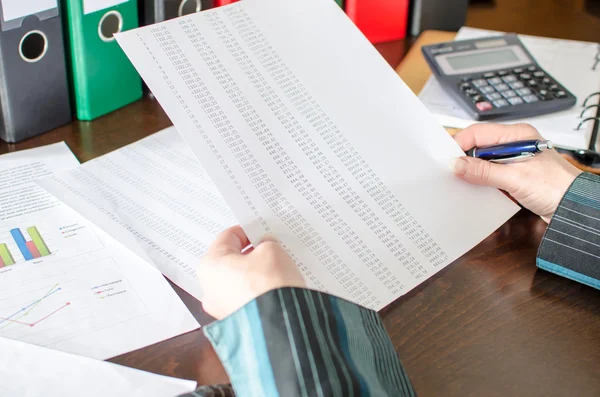 Vrouwelijke boekhouder financiële documenten controleren — Stockfoto