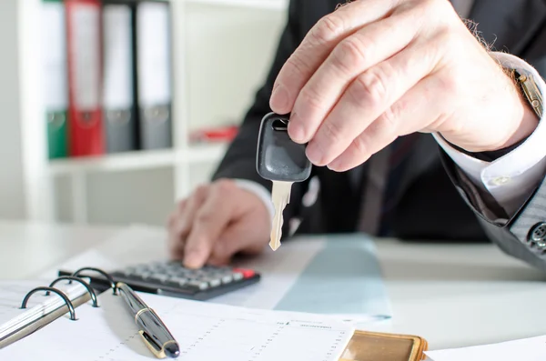 Autoverkoper een toets ingedrukt te houden en het berekenen van een prijs — Stockfoto