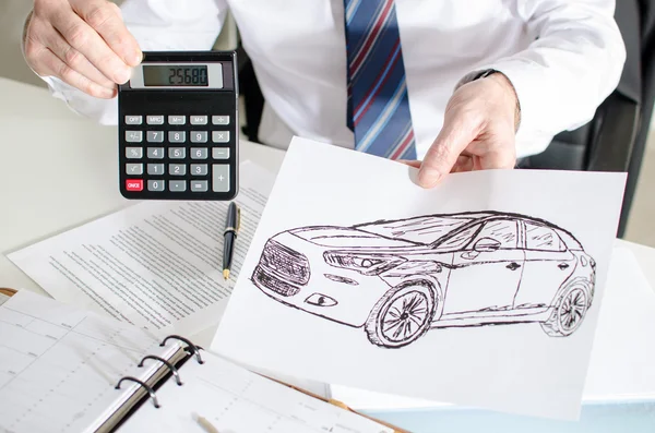 Car salesman showing the price of a car — Stock Photo, Image