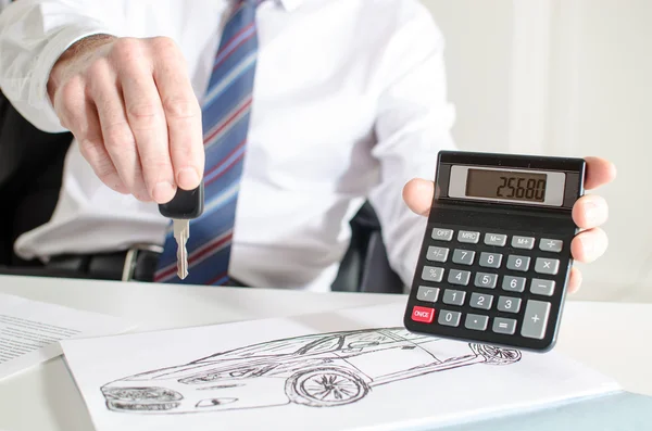 Car salesman showing the price of a car — Stock Photo, Image