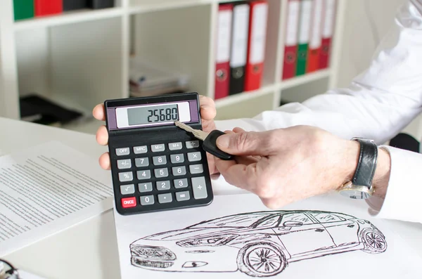 Car salesman showing the price of a car — Stock Photo, Image