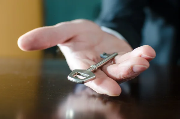 Zakenman met een sleutel — Stockfoto