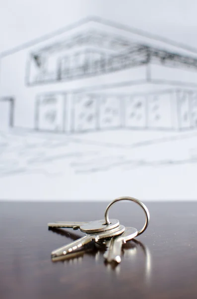 Hus nycklar på ett bord — Stockfoto