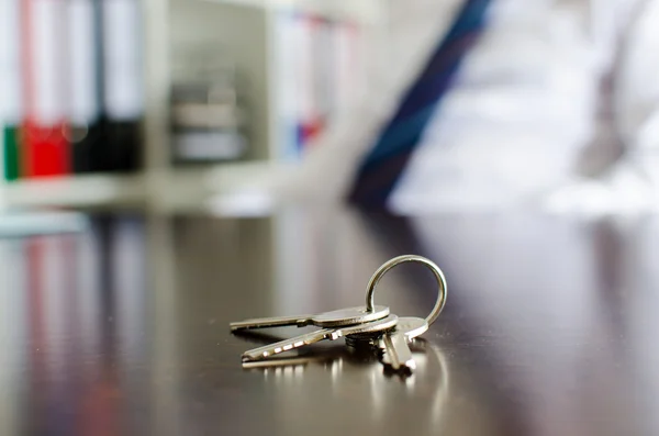 Las llaves de casa en una mesa —  Fotos de Stock