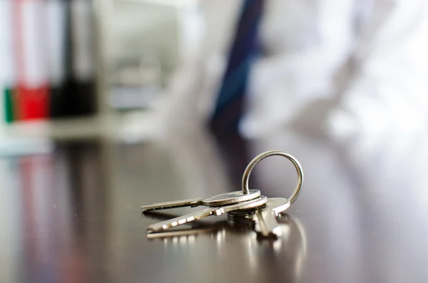 Chaves de casa em uma mesa — Fotografia de Stock