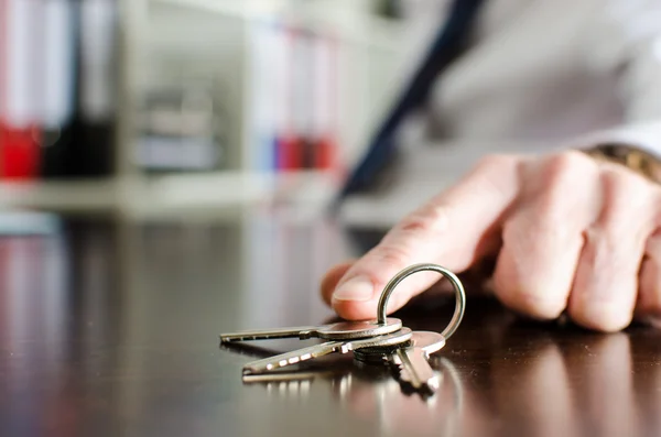 Agente immobiliare che mostra le chiavi della casa — Foto Stock