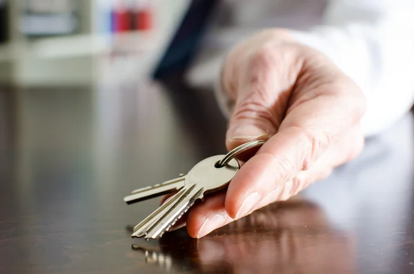 Agent immobilier montrant les clés de la maison — Photo