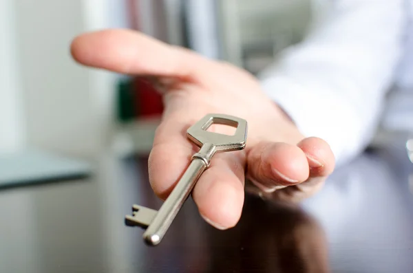 Agente imobiliário mostrando as chaves da casa — Fotografia de Stock